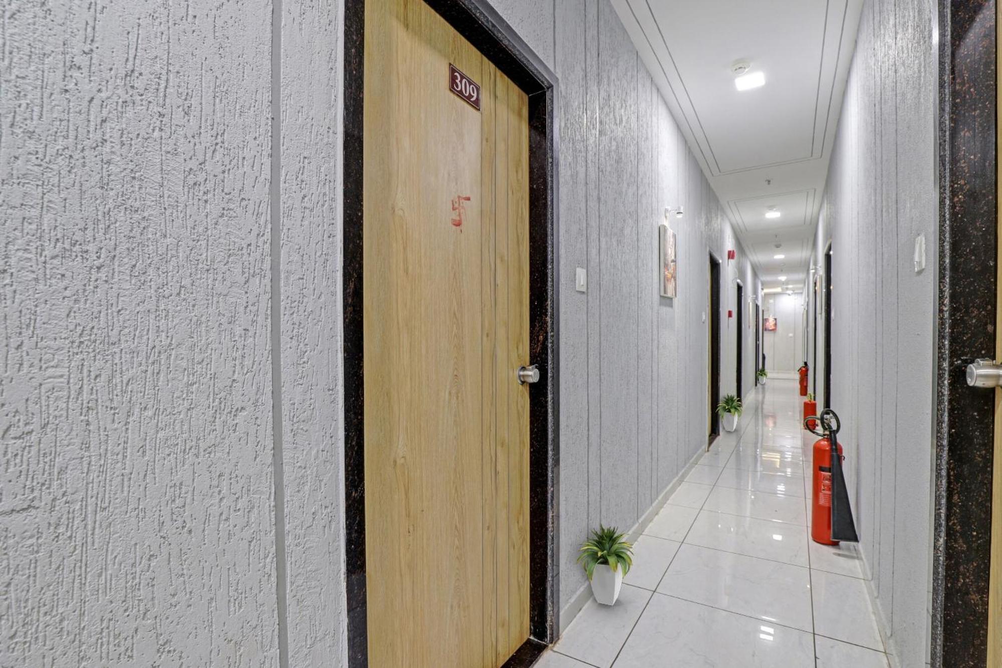 Hotel O Royal Orbit Surat Exterior foto