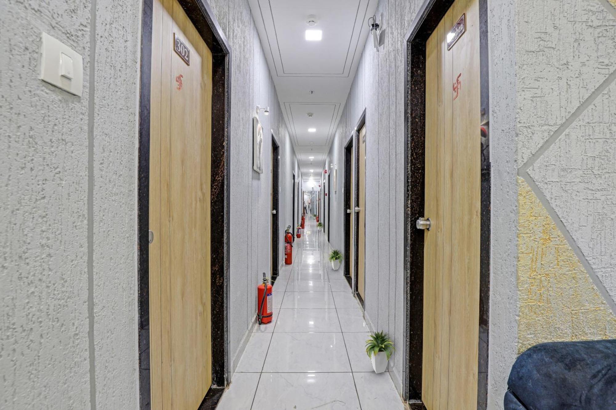 Hotel O Royal Orbit Surat Exterior foto